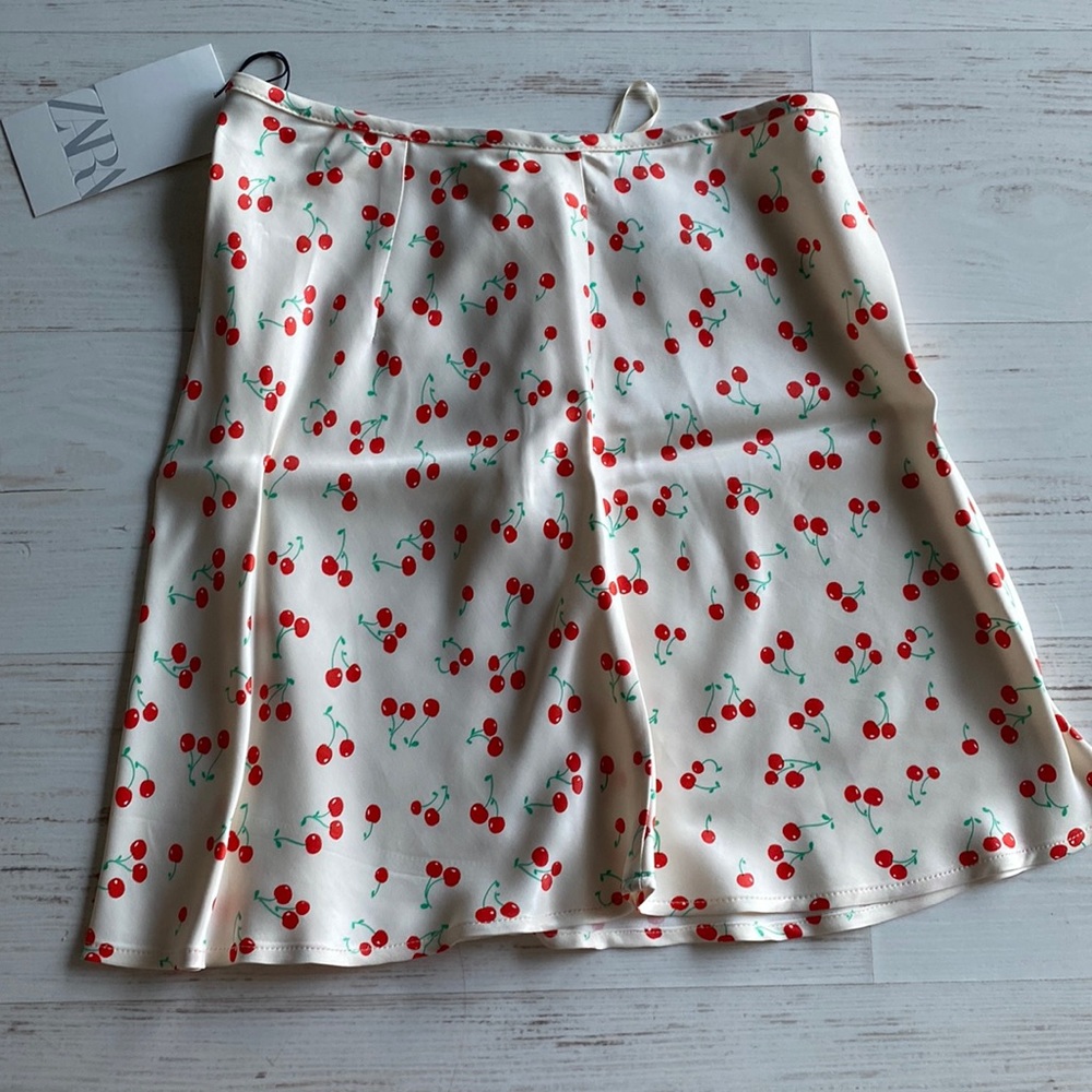 Cream w Cherry print skirt